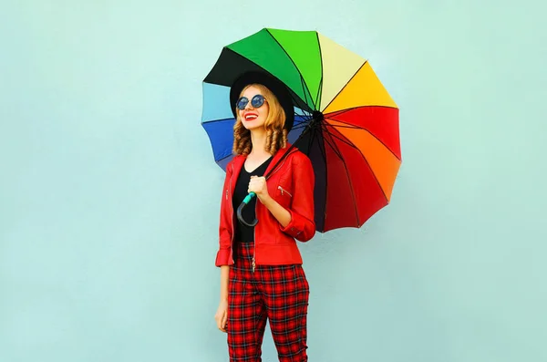 Feliz sorrindo jovem segurando guarda-chuva colorido nas mãos, nós — Fotografia de Stock