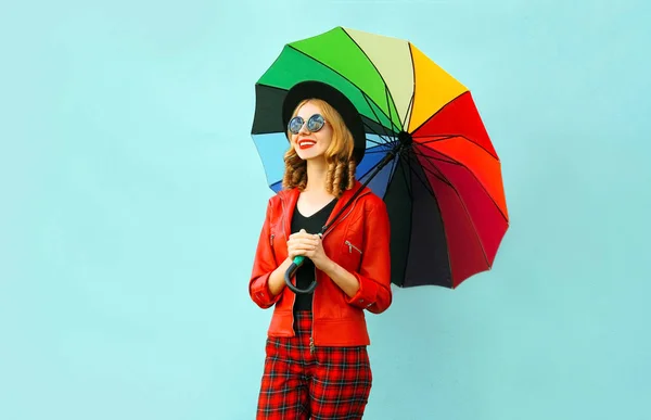 Glücklich lächelnde junge Frau mit bunten Regenschirm in den Händen, wir — Stockfoto