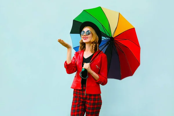 Счастливая улыбчивая молодая женщина, держа в руках разноцветные пуговицы, проверяет wi-fi — стоковое фото