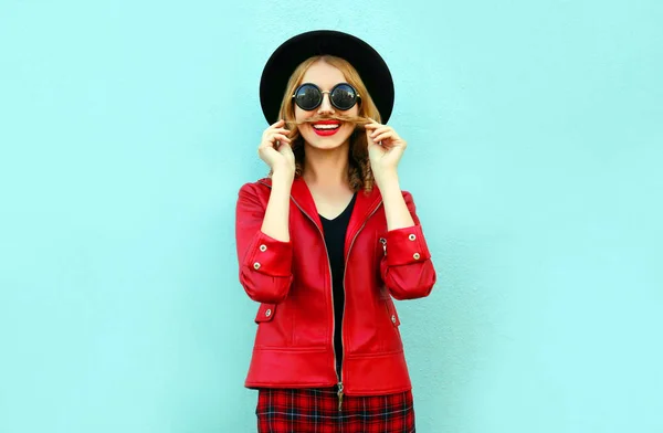 Retrato divertido sonriente mujer mostrando bigote su pelo en negro — Foto de Stock