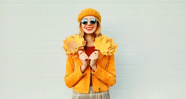 Jesień portret szczęśliwy uśmiechnięta kobieta z żółtym klon liści na — Zdjęcie stockowe