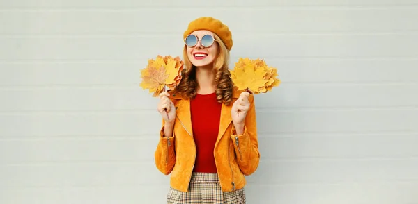 Herbstzeit! schöne lächelnde Frau mit gelben Ahornblättern — Stockfoto