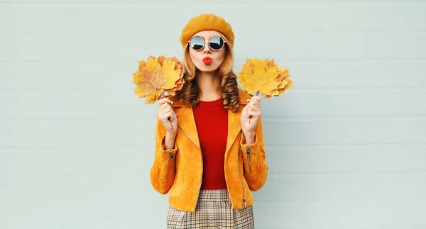 Portrait d'automne femme tenant des feuilles d'érable jaune soufflant rouge li — Photo