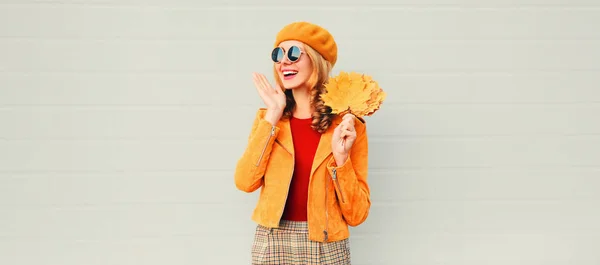 Temporada de outono! feliz mulher surpreso com folhas de bordo amarelas em — Fotografia de Stock