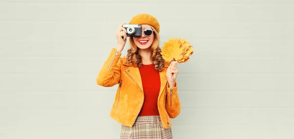 Счастливая улыбчивая женщина с осенними желтыми листьями карточек, ретро-частушками — стоковое фото