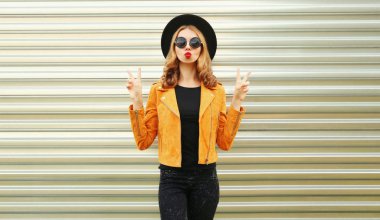 Havalı kız kırmızı dudak üflüyor Tatlı hava öpücüğü yolluyor Sarı giyerek