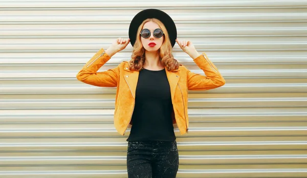 Стильна жінка модель позує в жовтій куртці, чорний круглий га — стокове фото