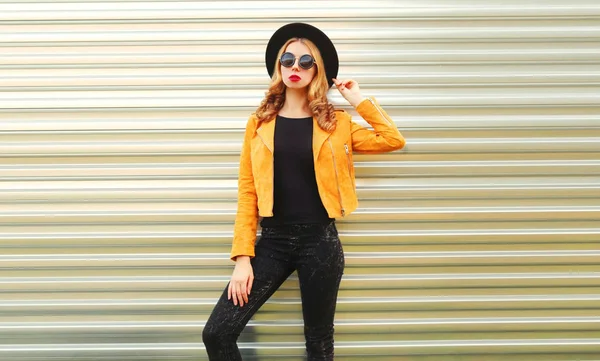 Stylisches Frauenmodel posiert in gelber Jacke, schwarzer, runder Hose — Stockfoto