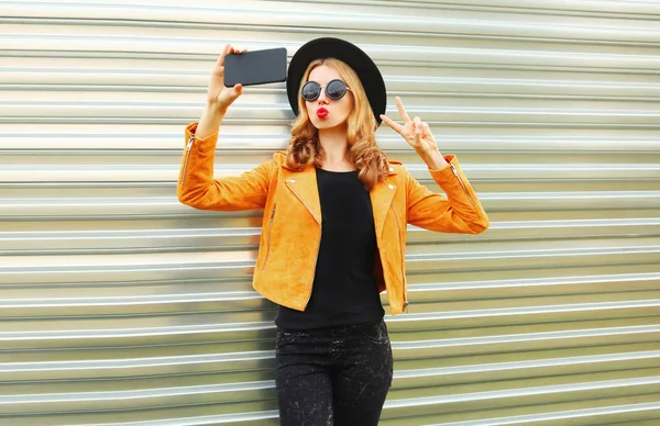 Elegante donna scattare foto selfie da smartphone indossando giallo — Foto Stock