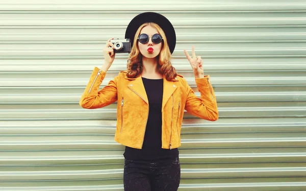Mujer con estilo con cámara retro tomando fotos vistiendo de amarillo ja —  Fotos de Stock