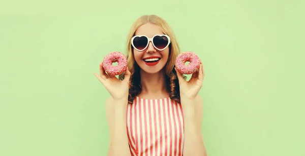 Портрет Веселой Молодой Женщины Двумя Пончиками Зеленом Фоне — стоковое фото