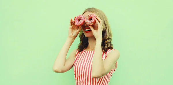 Портрет Веселой Молодой Женщины Смотрящей Закрывая Глаза Двумя Пончиками Веселящимися — стоковое фото
