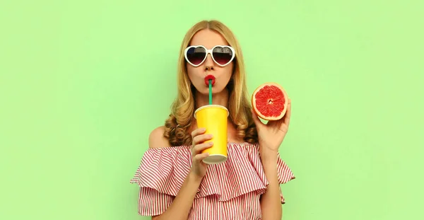 Letní Portrét Mladé Ženy Pití Šťávy Ukazující Šťavnaté Grapefruit Zeleném — Stock fotografie