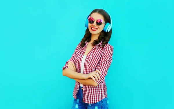 Портрет Веселої Жінки Бездротових Навушниках Слухає Музику Рожевих Сонцезахисних Окулярах — стокове фото