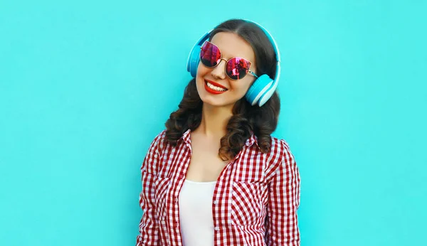 Portrait Femme Joyeuse Dans Des Écouteurs Sans Fil Écoutant Musique — Photo