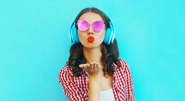 Портрет Привлекательной Молодой Женщины Беспроводных Наушниках Слушающей Музыку Дующую Красными — стоковое фото