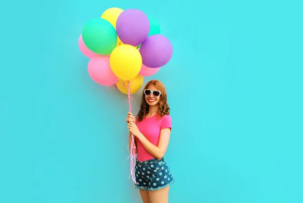 Feliz Sorrindo Jovem Mulher Com Bando Balões Divertindo Vestindo Shorts — Fotografia de Stock