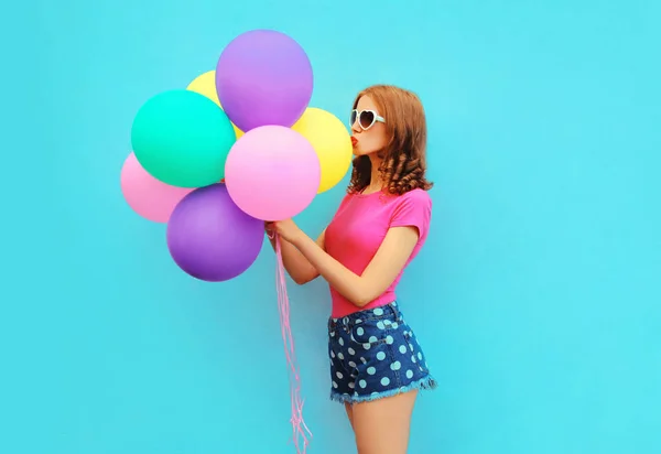 Schöne Junge Frau Hält Händen Und Küsst Ballons Kurzen Hosen — Stockfoto