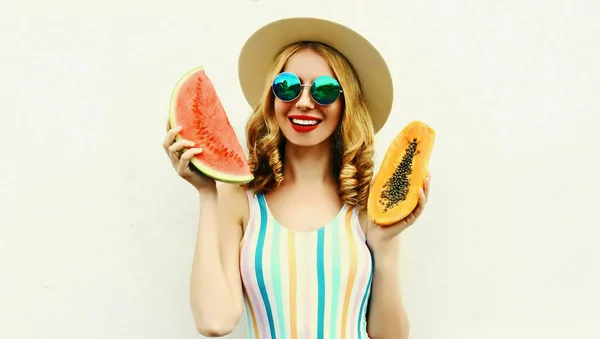 Retrato Verão Mulher Sorridente Feliz Com Frutas Fatia Melancia Mamão — Fotografia de Stock