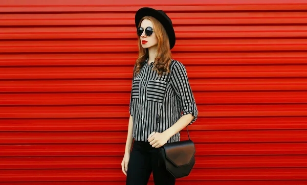 Elegante Modelo Mujer Con Una Camisa Rayas Blancas Negras Sombrero —  Fotos de Stock