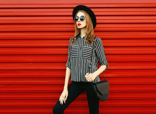 Modelo Elegante Mulher Vestindo Uma Camisa Listrada Branca Preta Chapéu — Fotografia de Stock