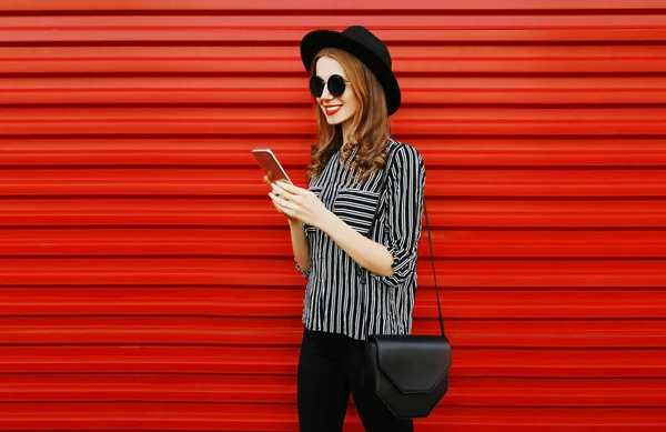 Stijlvolle Vrouw Met Telefoon Met Een Zwart Wit Gestreept Shirt — Stockfoto