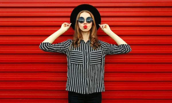 Портрет Женщины Модели Черно Белой Полосатой Рубашке Круглая Шляпа Позирует — стоковое фото