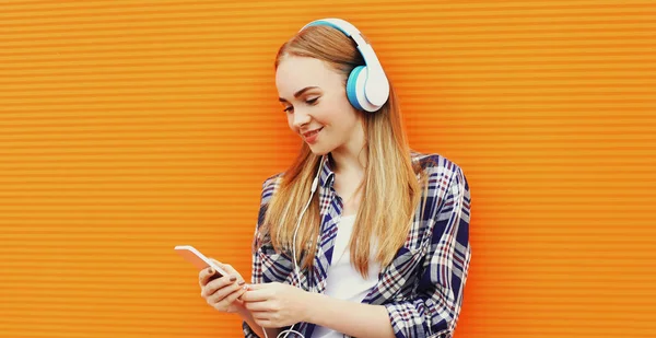 Retrato Jovem Com Telefone Fones Ouvido Sem Fio Ouvindo Música — Fotografia de Stock