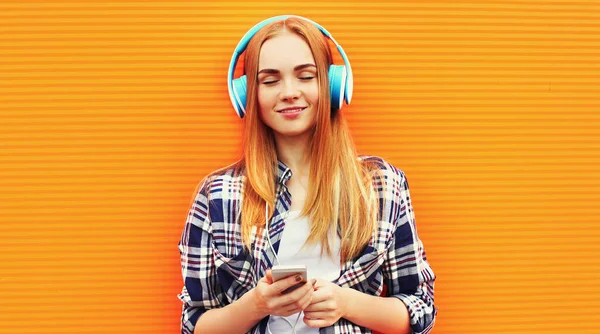 Portret Młodej Kobiety Telefonem Słuchawkach Bezprzewodowych Słuchającej Muzyki Ubranej Luźne — Zdjęcie stockowe
