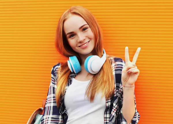 Портрет Щасливої Усміхненої Жінки Бездротових Навушниках Слухають Музику Барвистому Помаранчевому — стокове фото