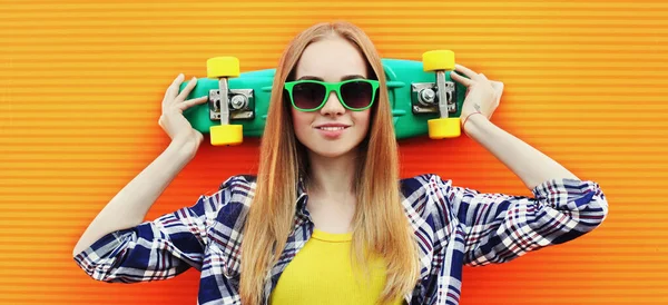 Porträt Junge Blonde Frau Mit Grünem Skateboard Sonnenbrille Über Orangefarbenem — Stockfoto