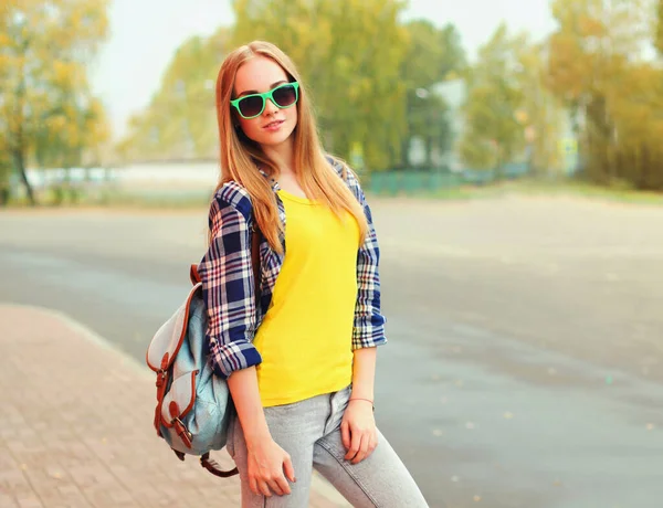 Retrato Verano Una Hermosa Joven Rubia Con Una Mochila Calle — Foto de Stock