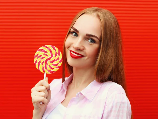 Retrato Chica Con Piruleta Sobre Fondo Pared Roja — Foto de Stock