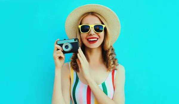 Verão Retrato Feliz Sorrindo Jovem Com Câmera Retro Vestindo Chapéu — Fotografia de Stock