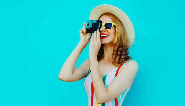 Ritratto Estivo Felice Sorridente Giovane Donna Con Fotocamera Retrò Indossa — Foto Stock