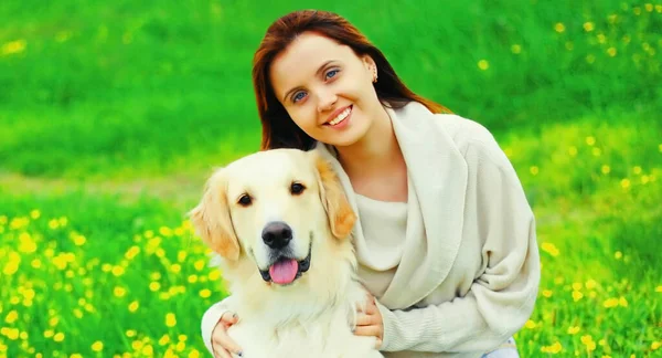 Portrait Girl Her Golden Retriever Dog Green Grass Park — Stock Photo, Image