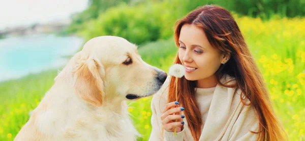 Portré Lány Golden Retriever Kutyájával Zöld Füvön Parkban — Stock Fotó