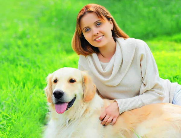 Portrait Fille Avec Son Chien Golden Retriever Sur Herbe Verte — Photo