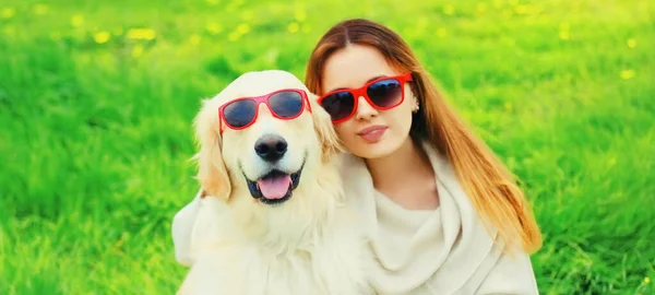 Ritratto Ragazza Con Suo Cane Golden Retriever Indossa Occhiali Sole — Foto Stock