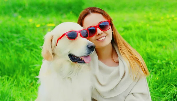 Portrait Girl Her Golden Retriever Dog Wearing Sunglasses Green Grass — Stock Photo, Image