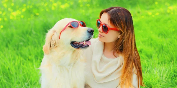 Ritratto Ragazza Con Suo Cane Golden Retriever Indossa Occhiali Sole — Foto Stock