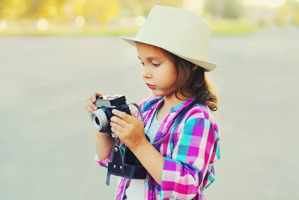 Fechar Criança Com Câmera Retro Tirar Fotos Usando Chapéu Palha — Fotografia de Stock