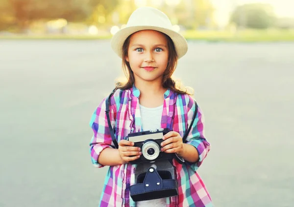 Retro Kameralı Çocuğu Kapat Açık Havada Yaz Hasır Şapkası Takıyor — Stok fotoğraf