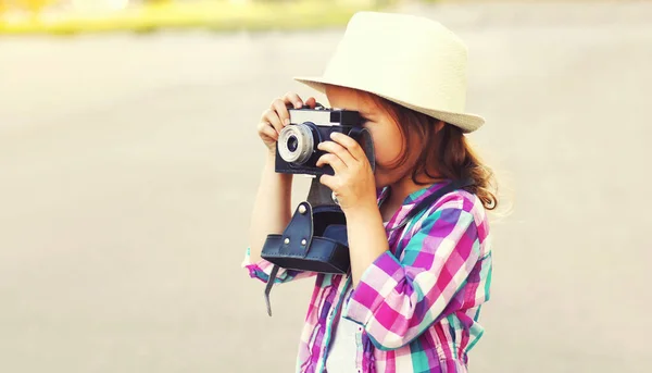 Fechar Criança Com Câmera Retro Tirar Fotos Usando Chapéu Palha — Fotografia de Stock