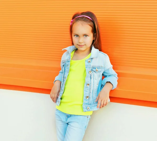 Retrato Menina Bonita Criança Vestindo Óculos Sol Jaqueta Jeans Rua — Fotografia de Stock