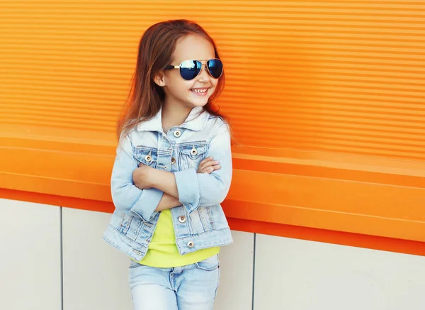 Porträt Eines Kleinen Mädchens Mit Sonnenbrille Jeansjacke Auf Der Straße — Stockfoto