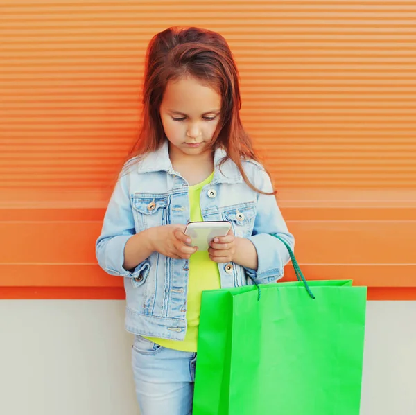 Little Girl Child Phone Shopping Bags City Street Orange Wall — Stock Photo, Image