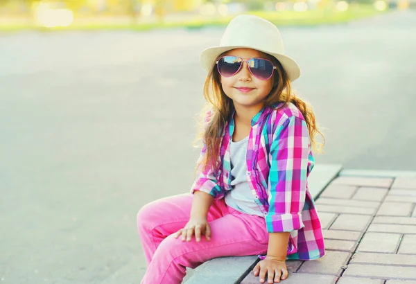 Meisje Kind Draagt Een Zomerse Strohoed Roze Geruite Shirt Straat — Stockfoto