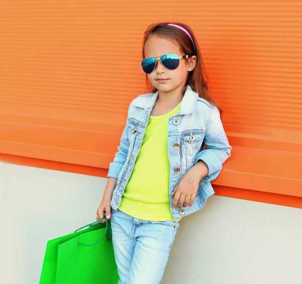 Portret Klein Meisje Kind Met Boodschappentassen Straat Oranje Muur Achtergrond — Stockfoto