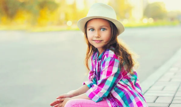 Küçük Kız Yaz Hasır Şapkası Takıyor Pembe Ekose Gömlek Giyiyor — Stok fotoğraf